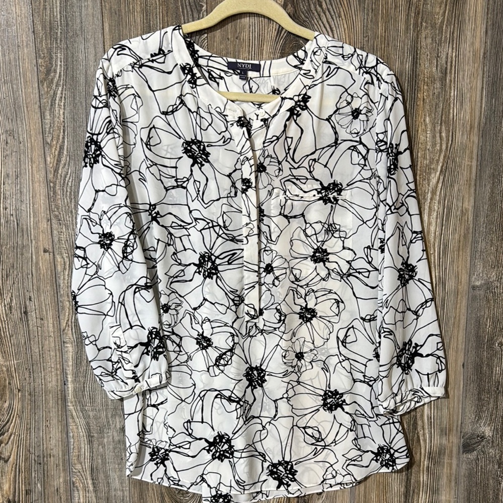 Women’s Floral Black and White 3/4 Sleeve top